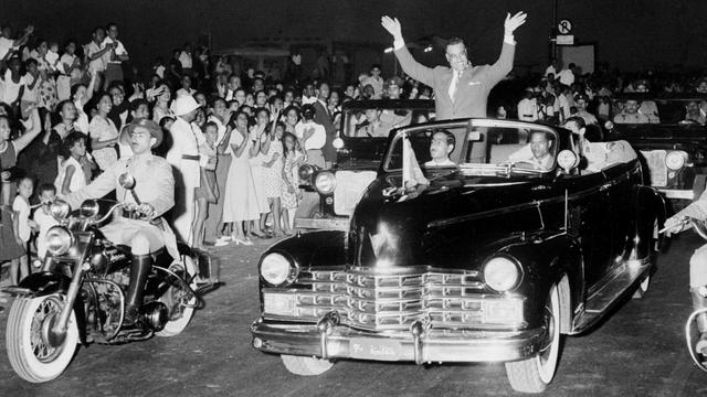 Le colonel Nasser acclamé par la foule après avoir annoncé la nationalisation du canal de Suez. Alexandrie, 30 juillet 1956. [Intercontinale/AFP]