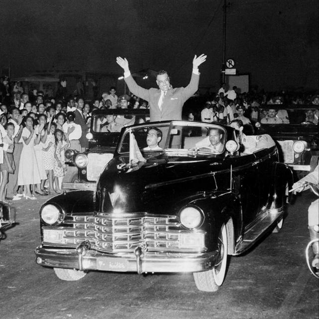 Le colonel Nasser acclamé par la foule après avoir annoncé la nationalisation du canal de Suez. Alexandrie, 30 juillet 1956. [Intercontinale/AFP]