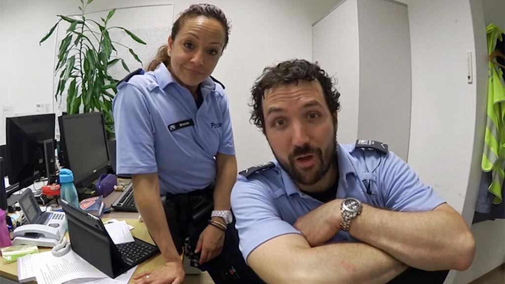 La police zurichoise se met en scène de manière décalée pour jouer la prévention. [YouTube]