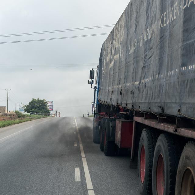 "Public Eye" dénonce la vente aux pays africains de carburants à haute teneur en soufre hautement nocifs pour ceux qui en respirent les gaz. [Magnum Photos - Carl De Keyzer]