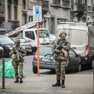 Un homme a été "neutralisé" ce vendredi lors d'une perquisition menée à Schaerbeek, où patrouillent ces soldats. [EPA/Keystone - Christophe Petit Tesson]
