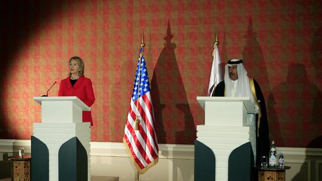 Hillary Clinton et le Premier ministre qatari lors d'une conférence de presse à Doha en 2011.