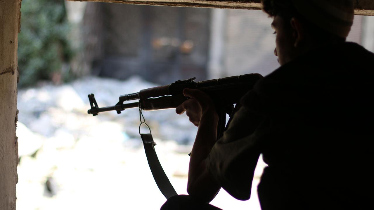 Un homme armé dans le quartier de Jobar, à Damas. Image d'illustration [Citizenside/AFP - Yousef Homms]
