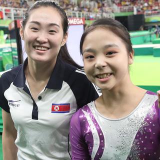Deux gymnastes coréennes, une du Nord, une du Sud, prises en photo ensemble aux JO de Rio 2016. [AFP - Yonhap]