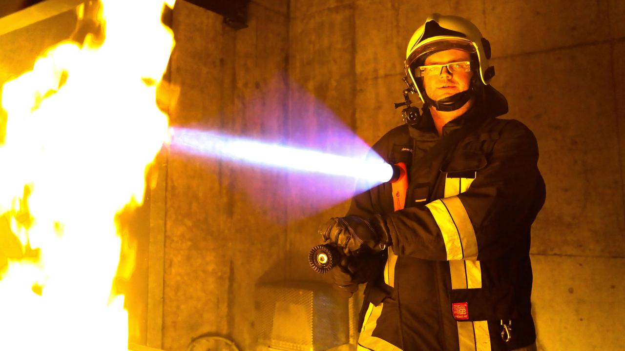 Un pompier qui travaille avec le système Vizir. [EPFL - Alain Herzog]