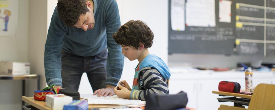 Les hommes sont largement minoritaires dans l'enseignement primaire. [Keystone - Gaëtan Bally]