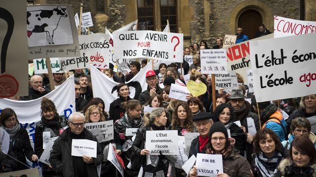 Le rassemblement mercredi matin de 400 enseignants dans la Cour du Château de Neuchâtel. [Keystone - Jean-Christophe Bott]