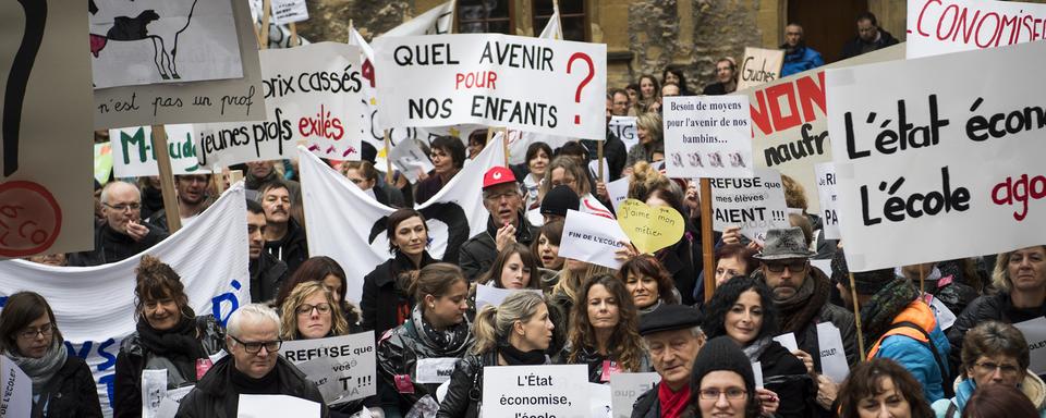 Le rassemblement mercredi matin de 400 enseignants dans la Cour du Château de Neuchâtel. [Keystone - Jean-Christophe Bott]