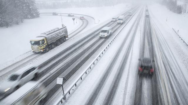 Des voitures roulent lentement sur les autoroutes enneigées à Châtel-St-Denis ce vendredi 12 fevrier 2016. [Cyril Zingaro]