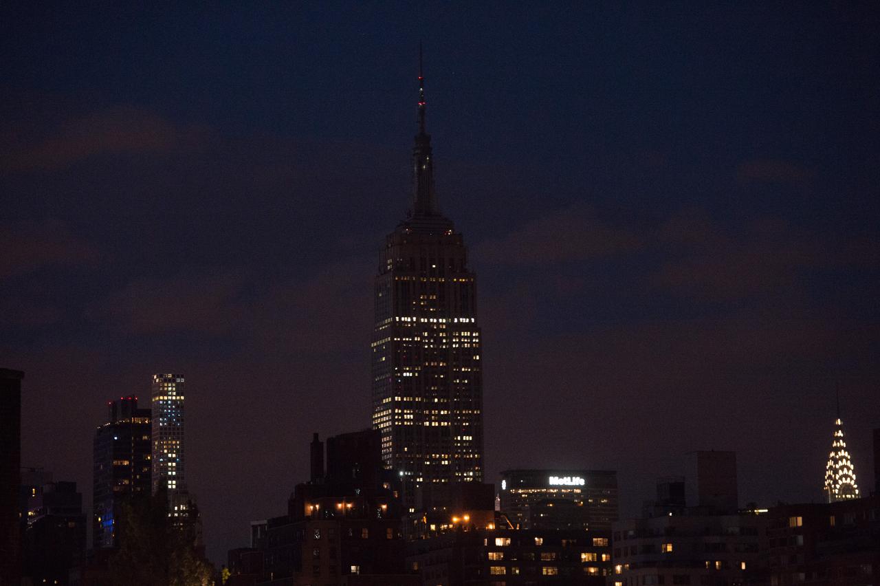 L'Empire State Building, à New York, éteint après la tuerie dans un club gay d'Orlando. [AFP - Bryan R.Smith]