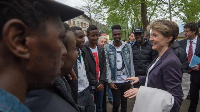 Simonetta Sommaruga s'est adressée en anglais aux migrants, lors de sa visite à Losone. [Keystone - Samuel Golay]