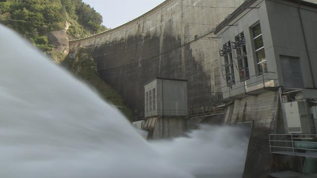 les vannes sont grandes uvertes au barrage de Rossens, ce 14 septembre 2016.