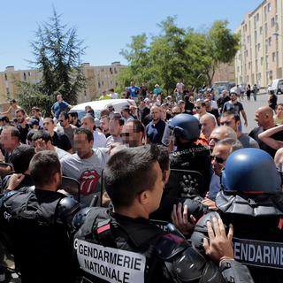 Plusieurs centaines de Corses sont descendus dans la rue au lendemain de l'incident. [AFP - Pascal Pochard-Casabianca]