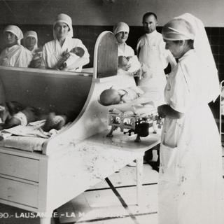 Une salle de bain super équipée (tables à langer, pèse-bébés et même couveuses) pour les nouveau-nés de la Maternité de Lausanne entre 1916 et 1922.
Anonyme
coll. MHL/IUHMSP, tous droits réservés [coll. MHL/IUHMSP, tous droits réservés - Anonyme]