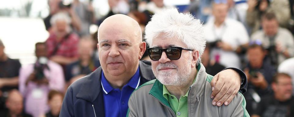 Agustin et Pedro Almodovar sur la Croisette ce mardi. [EPA/Ian Langsdon]