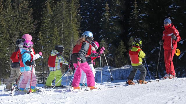 Des enfants apprennent à skier lors d'un camp. [Fotolia - Catherine Clavery]