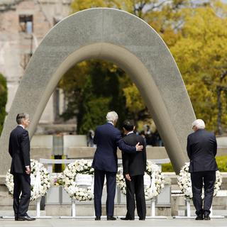 John Kerry, le chef de la diplomatie américaine devant le mémorial d'Hiroshima, la ville martyre frappée par une bombe atomique en août 1945. [Jonathan Ernst]