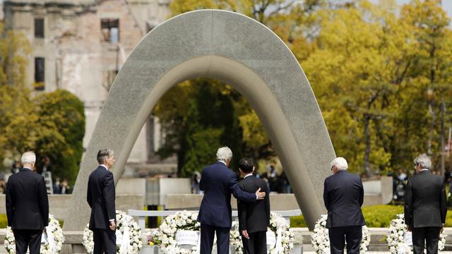 John Kerry, le chef de la diplomatie américaine devant le mémorial d'Hiroshima, la ville martyre frappée par une bombe atomique en août 1945. [Jonathan Ernst]