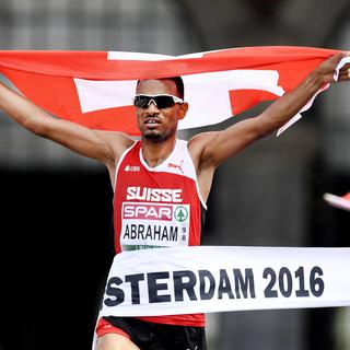 Le Suisse Tadesse Abraham décroche l'or sur le semi-marathon des championnats d'Europe à Amsterdam. [EPA/Keystone - Olaf Kraak]