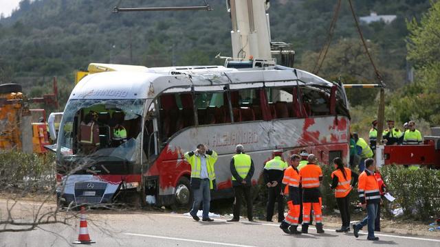 Les secours s'affairent autour du bus accidenté, samedi 20 mars 2016, dans la province de Tarragone, en Espagne.