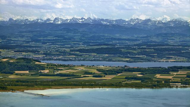 La grande commune de Neuchâtel ne verra pas le jour, Peseux ayant refusé le projet de mariage. La fusion de l'Entre-deux-Lacs est aussi rejetée en raison de l'opposition des citoyens de Saint-Blaise (photo). [Keystone - Gaetan Bally]