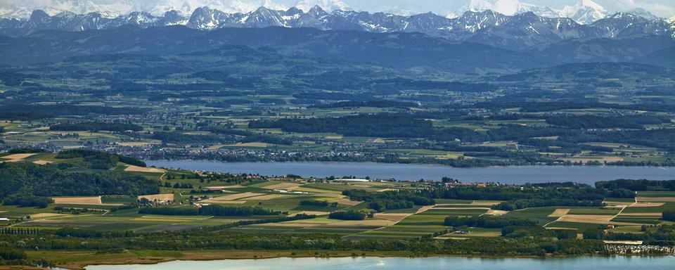 La grande commune de Neuchâtel ne verra pas le jour, Peseux ayant refusé le projet de mariage. La fusion de l'Entre-deux-Lacs est aussi rejetée en raison de l'opposition des citoyens de Saint-Blaise (photo). [Keystone - Gaetan Bally]