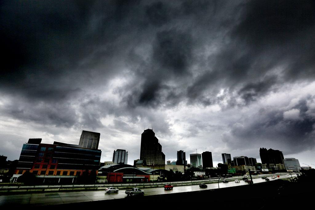 Des nuages noirs s'amassent au-dessus d'Orlando, en Floride, avant l'arrivée de l'ouragan Matthew. [Keystone - Joe Burbank/Orlando Sentinel via AP]