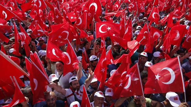 Les manifestants ont répondu à l'appel du président Erdogan pour protester contre le putsch le 7 août à Istanbul. [AP Photo/Keystone - Emrah Gurel]