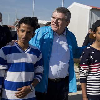 Le président du CIO Thomas Bach, lors de sa visite dans un camp de réfugier à Athènes, le 28 janvier 2016. [Petros Giannakouris]