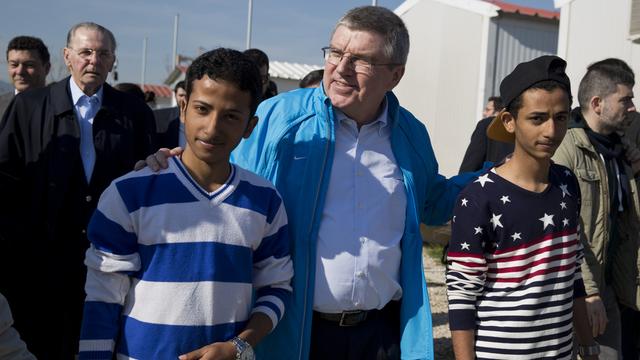 Le président du CIO Thomas Bach, lors de sa visite dans un camp de réfugier à Athènes, le 28 janvier 2016. [Petros Giannakouris]
