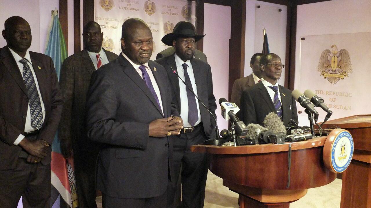 Le sud Soudan est de plus en plus déchiré par le conflit qui oppose le président Salva Kiir (au centre) et son rival, le vice-président Riek Macha (à gauche). [Reuters - Stringer]