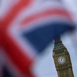 Le drapeau britannique et la tour Elisabeth du palais de Westminster, qui abrite la célèbre cloche Big Ben. [AFP - Daniel Leal-Olivas]
