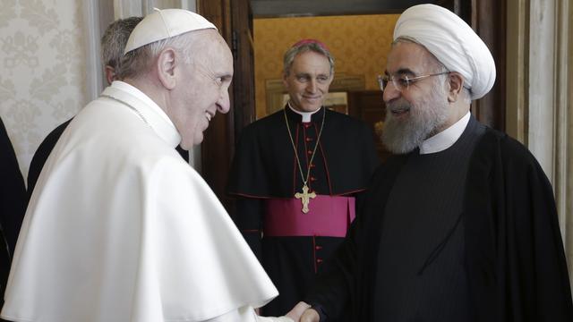 Le président iranien Hassan Rohani est accueilli par le pape François au Vatican. [Andrew Medichini]