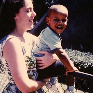 Barack dans les bras de sa mère Ann Dunham, image tirée du film "Obama mama". [VIGILANTE-VNM PRODUCTIONS]