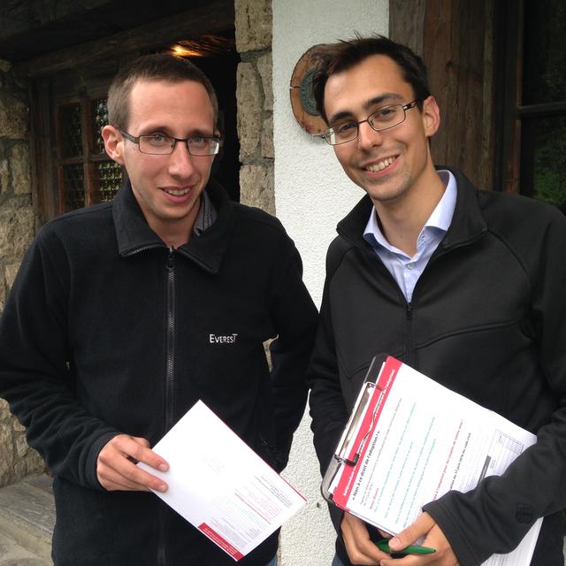 Kevin Pellouchoud, membre de l'UDC et du mouvement chrétien conservateur valaisan (à gauche) et, Jean-Philippe Gay-Fraret, membre de l’UDC et co-président du comité référendaire (à droite).