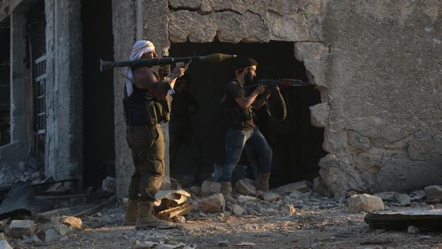 Des membres des forces anti-régime lors d'un combat dans un quartier d'Alep. [Beha El Halebi]