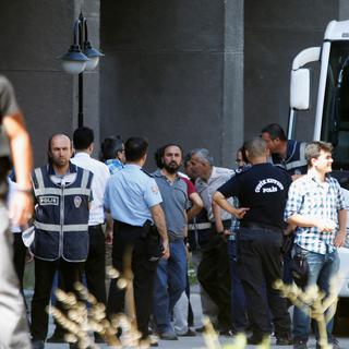 Des militaires soupçonnés d'avoir participé à la tentative de putsch escortés par la police au palais de justice d'Ankara. [Reuters - Baz Ratner]