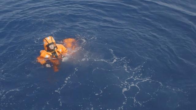 La ministre norvégienne lors de son bain en Mer Egée.