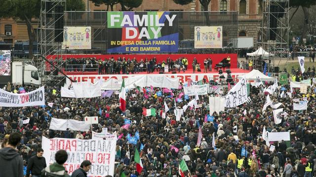 Les opposants aux unions civiles de couples de même sexe en Italie manifestent ce samedi 30 janvier 2016 au Cirque Maxime à Rome. [AP Photo/Keystone - Andrew Medichini]