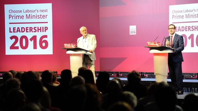 Jeremy Corbyn (à gauche) face à Owen Smith lors d'un débat pour la présidence du parti travailliste, en août 2016. [Keystone - NEIL MUNNS]