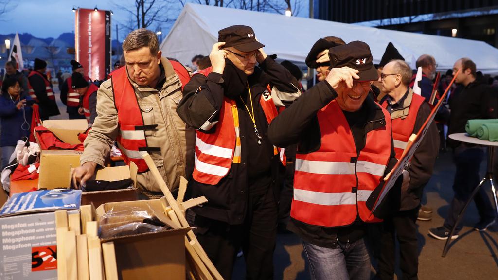 Des manifestants devant le siège des CFF,mardi 22 novembre 2016 à Berne. [PETER KLAUNZER]