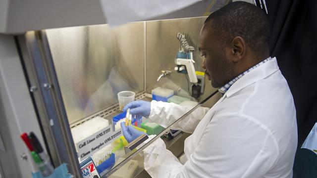 Divers laboratoires et hôpitaux testent des vaccins contre le virus Ebola. [AP/Keystone - Cliff Owen]