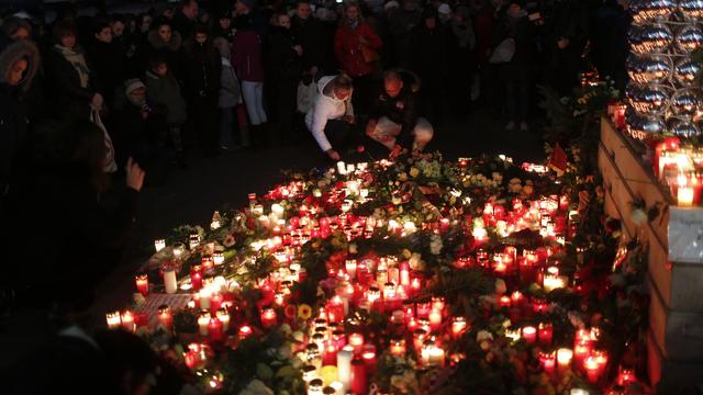 De nombreux badauds ont allumé des bougies sur le lieu du drame, à proximité de Breitscheidplatz. [Hannibal Hanschke]