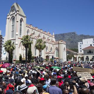 Des étudiants sud-africains ont protesté contre les taxes universitaires, mercredi 26 octobre à Cape Town. [Keystone - Nic Bothma - EPA]