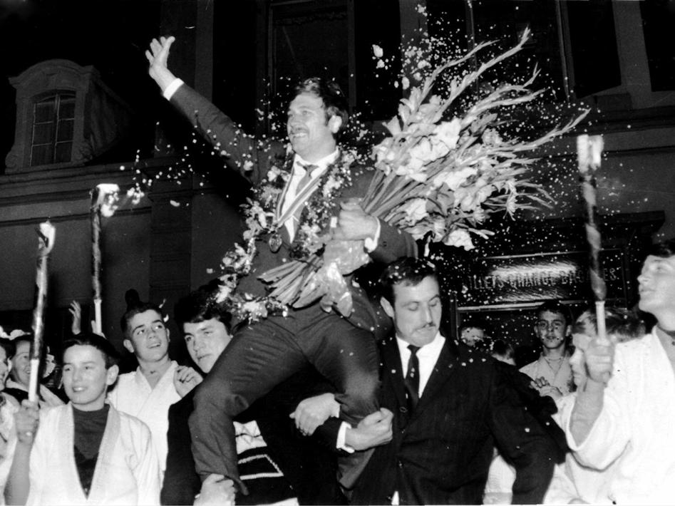 Le judoka Eric Hänni fêté à son retour des Jeux olympiques de Tokyo en 1964. [Association jurassienne Judo/Ju-Jitsu]