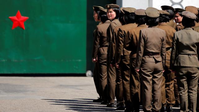 Des femmes en uniformes à Pyongyang pour une cérémonie du grand congrès du parti. [Damir Sagolj]