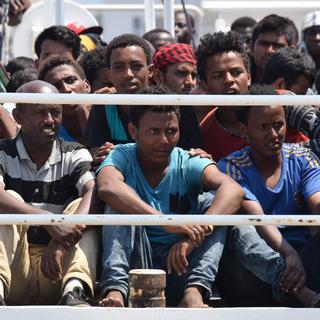 Migrants sur le port de Messine, en Sicile. [AP/Keystone - Carmelo Imbesi]