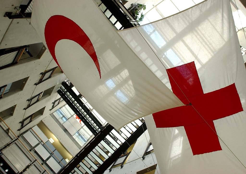 Les logos de la Croix-Rouge et du Croissant-Rouge. [Martial Trezzini]