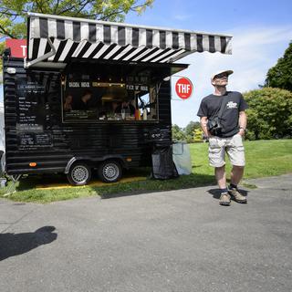 Un food truck photographié dans un parc genevois le 1er août 2014. [Keystone - Martial Trezzini]