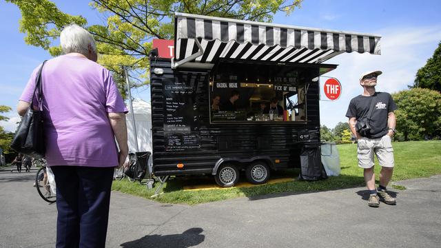 Un food truck photographié dans un parc genevois le 1er août 2014. [Keystone - Martial Trezzini]